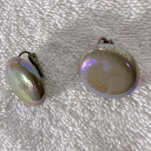 Vintage  Taupe Plastic Circle W Iridescent Coating Clip On Earrings - Picture 7 of 10